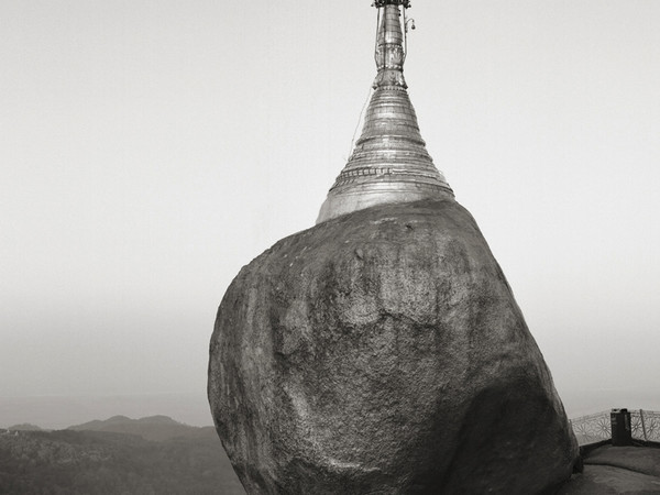 Kenro Izu, Golden Rock #39, Burma, 1996, dalla serie “Sacred Places”, stampa al platino, 35,5x51 cm