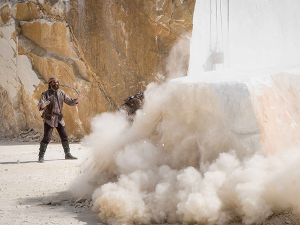 Enrico Lo Verso nel ruolo di Michelangelo al suo secondo viaggio alle Cave di Marmo di Carrara nel 1505 per scegliere i marmi per la tomba di Giulio II. Dal film Michelangelo Infinito | Foto: © Stefano Montesi