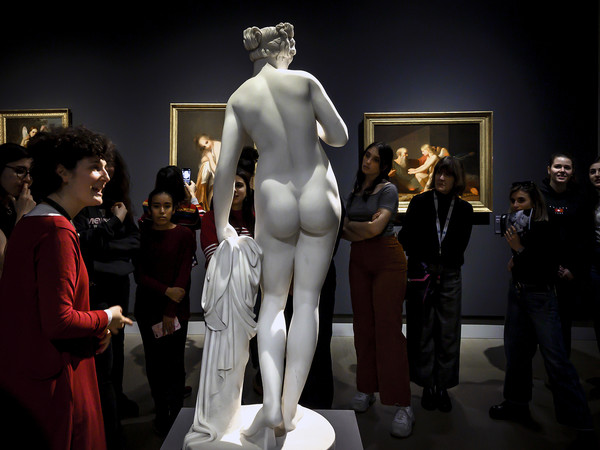 Isabella Balena, Bisogna essere nude per entrare nei musei?, Venere con la mela di B. Thorvaldsen 1816. Gallerie d'Italia, Milano, 2020