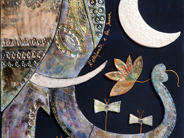 Giuliana Cusino, L'elefante e la luna, ceramica raku su tavola