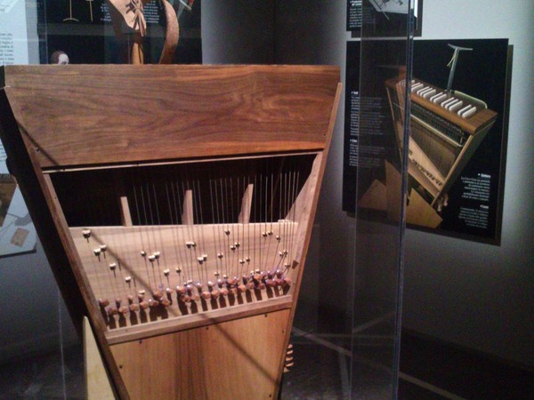 La Clavi-Viola di Leonardo. Strumento musicale ideato da Leonardo da Vinci che produce il suono di una viola con utilizzando la tastiera di un organo