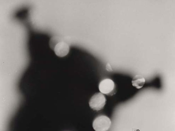 Shomei Tomatsu (Nagoya Giappone, 1930 - Naha, Giappone, 2012), Impianto petrolchimico. Yokkaichi, Mie, 1960, Stampa ai sali d’argento, 29.2 x 35.5 cm | © Shomei Tomatsu Estate, Courtesy of PRISKA PASQUER, Cologne