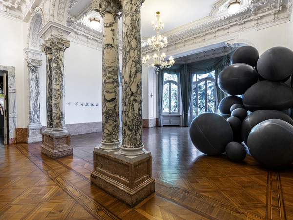 From left to right: Pauline Boudry & Renate Lorenz, <em>Silent</em> (2016), installation with HD, 7:00’. Miriam Cahn, <em>schweigende schwester</em> (1980), pencil on white paper, installation: 21×190 cm. Dorian Sari, <em>Breakneck </em>(2021), rubber balloons, various sizes.Installation view at Istituto Svizzero, Roma, 2021 I Ph. Ela Bialkowska, OKNO Studio<br />