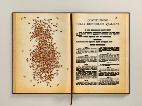 Il primo volume della Costituzione Italiana cancellata di Emilio Isgrò