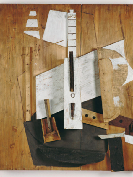 Pablo Picasso, Guitare et bouteille de Bass, Primavera-autunno 1913 Elementi di abete parzialmente dipinti, papier collé, tratti a carboncino, chiodi su tavola, cm 89,5 x 80 x 14 