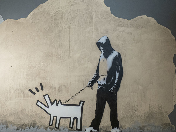 Banksy, <em><span>Choose Your Weapon</span><span> </span></em> | Courtesy Teatro Nuovo, Milano<br />