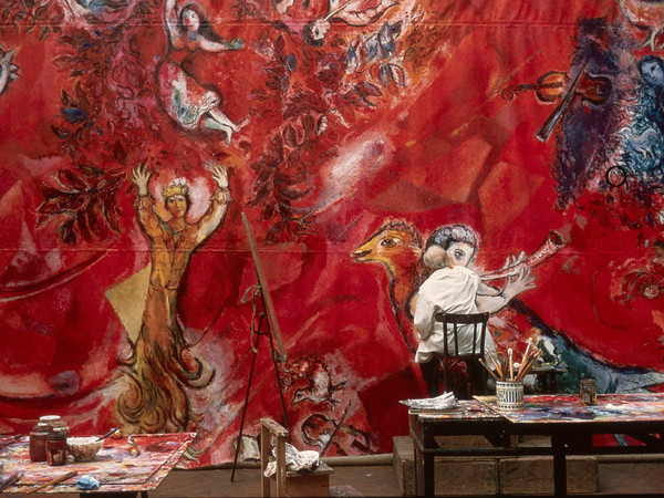 La foto ritrae Marc Chagall nel 1966 mentre lavora alla scenografia dello spettacolo 