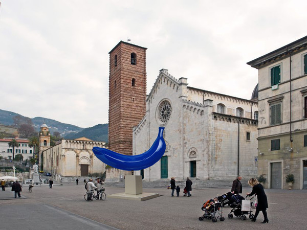 Giuseppe Veneziano, The Blue Banana, Piazza Duomo, Pietrasanta,