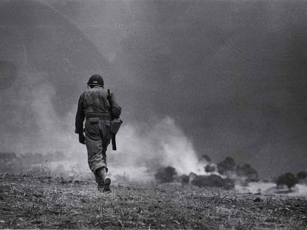 Robert Capa, Soldato americano in perlustrazione nei dintorni di Troina, 4-5 agosto 1943