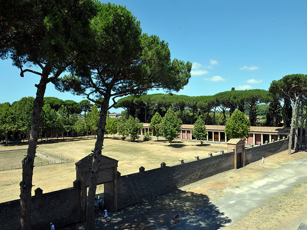 Pompei, Palestra Grande |  Su concessione del Ministero dei Beni e delle Attività Culturali e del Turismo: Soprintendenza Pompei, Archivio Fotografico