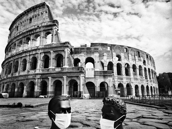 Danilo Mauro Malatesta, Il Colosseo, 12 marzo 2020. Stampa su carta argentina baritata, cm. 100x100. Ed. 1/5