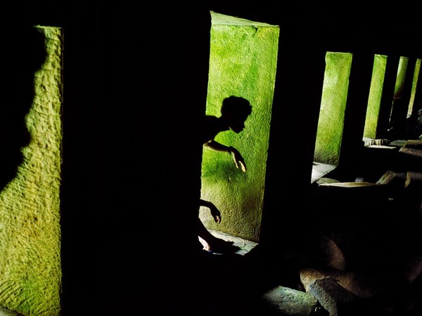 Steve McCurry, Giochi di ombre, Preah Khan, Angkor, Cambodia, 1999