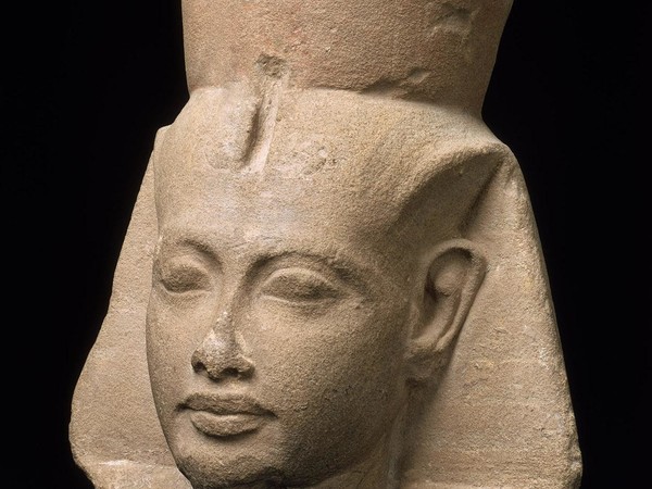 Testa del re Tutankhamon, Egitto, Nuovo Regno, XVIII Dinastia, regno di Tutankhamon, 1336-1327 a.C., arenaria, cm 29,6x26,5. Boston, Museum of Fine Arts