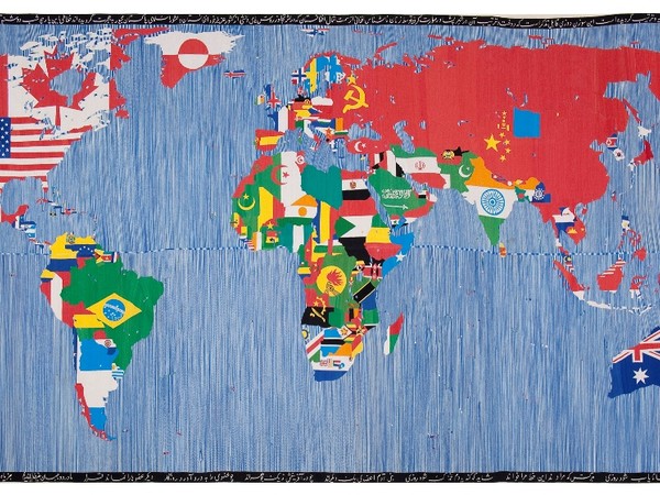 <div class="page" title="Page 8">
<div class="layoutArea">
<div class="column"><span>Alighiero Boetti, Mappa</span><span>, 1989. Ricamo su tessuto, 265,4×574 cm. Collezione Giordano Boetti</span></div>
</div>
</div>