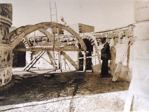 Raffaele de Vico supervisiona la costruzione della camera di fondazione del serbatoio d’acqua a Villa Borghese, 1923, stampa fotografica, Archivio Storico Capitolino