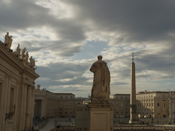 Piazza San Pietro a Roma (con la Statua di San Pietro di spalle in primo piano, di Giuseppe De Fabris, 1840), Immagine tratta dal film 