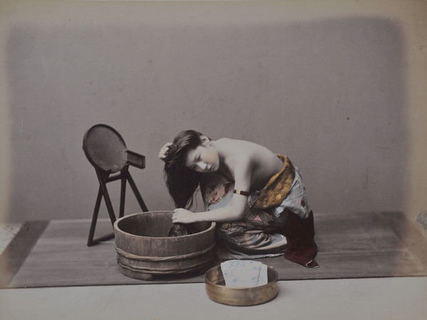 Kusakabe Kimbei, Donna che si lava i capelli, 1890 circa, Giappone Segreto. Capolavori della fotografia dell'800 | Courtesy of Palazzo del Governatore, Parma 2016