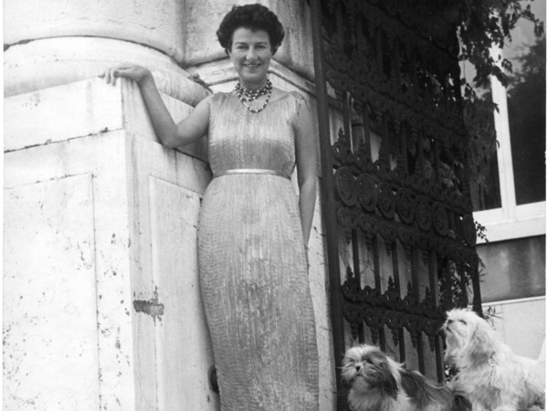Ida Kar (1908 - 1974), Peggy Guggenheim a Palazzo Venier dei Leoni, Venezia, 1951, Stampa a posteriori, stampa alla gelatina d’argento | Courtesy of Peggy Guggenheim Collection Archives, Venice