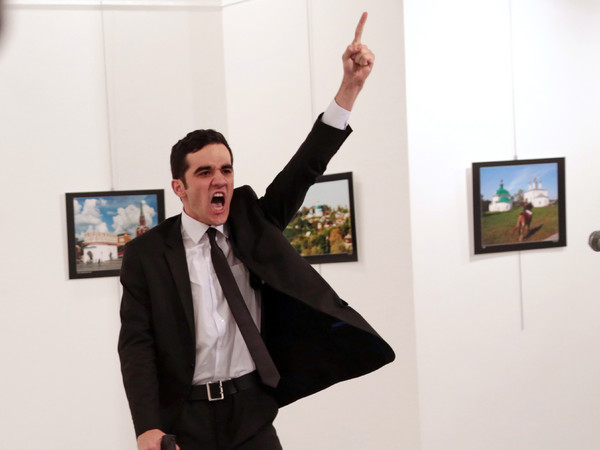World Press Photo of the Year, © Burhan Ozbilici, The Associated Press, An Assassination in Turkey, Mevlüt Mert Altıntaş grida dopo aver sparato all'ambaciatore russo Andrey Karlov, in una galleria d'arte ad Ankara