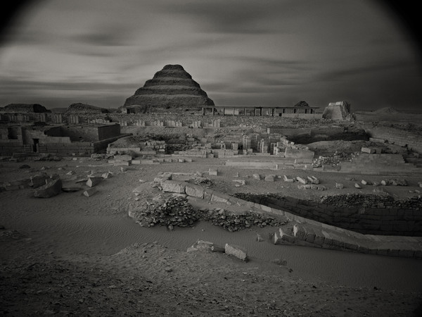 Kenro Izu, Sakkara #13, Egypt, 1979 dalla serie “Sacred Places”, stampa ai sali d’argento, 33x46 cm