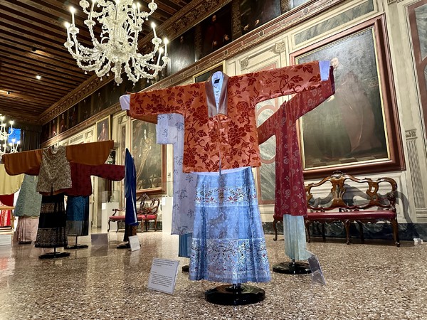 <em>L'Asse del Tempo: Tessuti per l'Abbigliamento in Seta di Suzhou</em>, Palazzo Mocenigo, Venezia | Courtesy Fondazione Musei Civici di Venezia