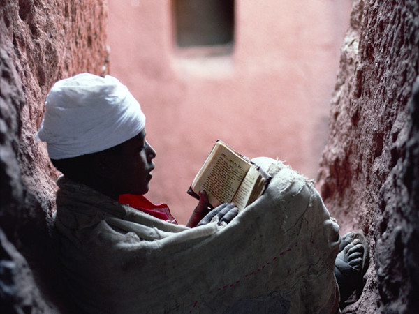 Un giovane diacono legge la Sacra Bibbia. Lalibela, Etiopia, 1997. © Kazuyoshi Nomachi<br />