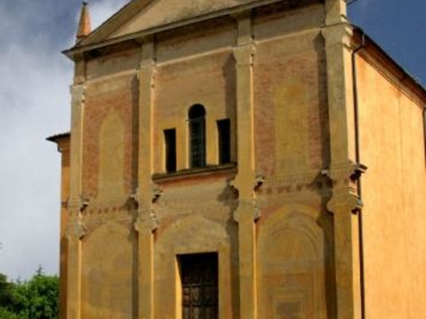 Chiesa della Beata Vergine della Misericordia, Castelnovo di Sotto La facciata della chiesa prima dei lavori di restauro (RE)
