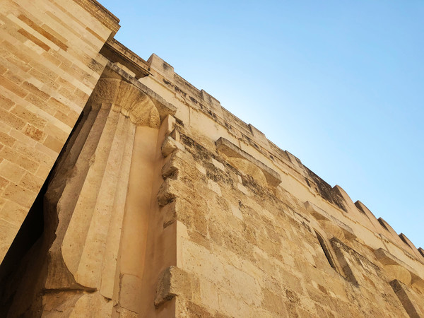 Cattedrale della Natività di Maria Santissima, Prospetto laterale esterno, Dettaglio dell'incorporamento delle colonne greche dell'antico Tempio di Atena, Siracusa, Isola di Ortigia | Foto: © ARTE.it