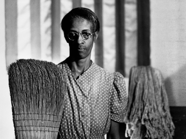 Gordon Parks, American Gothic, Ella Watson, Washington, D.C., 1942. © The Gordon Parks Foundation<br />