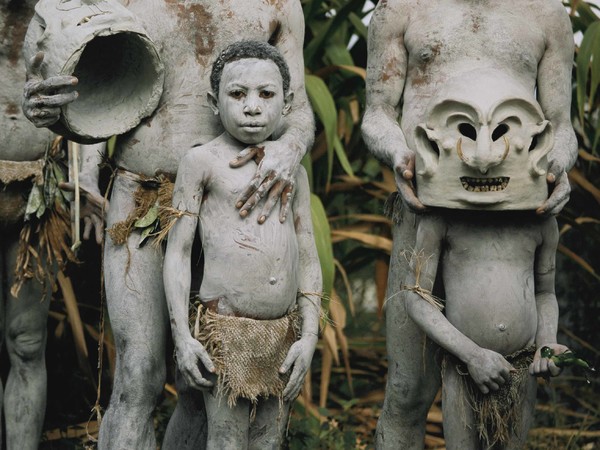 Jodi Cobb, Papua Nuova Guinea 2000, Giovani “uomini di fango”all'annuale festival tribale di Goroka, 