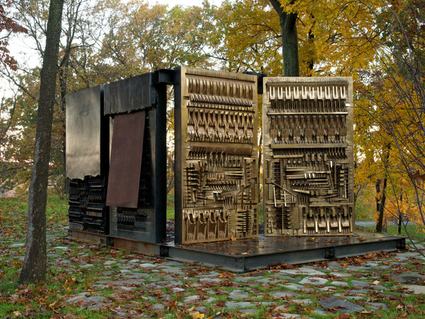 Arnaldo Pomodoro, <em>The Pietrarubbia Group: il fondamento, l'uso, il rapporto</em>, 1975-1976, Bronzo, ferro, fiberglass e marmo, 530 x 360 x 280 cm, Mountainville (NY), Storm King Art Center | Foto: Jerry L. Thompson)