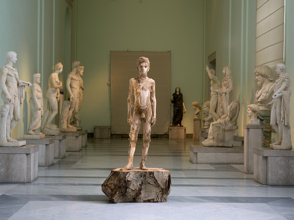 Aron Demetz, Senza titolo, 2018. Legno di noce, h. 190 cm. Veduta dell'installazione