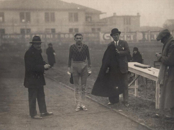 Attlilio Callegari si prepara a conquistare il record mondiale dei 20 km di marcia, Milano 26.12.1926