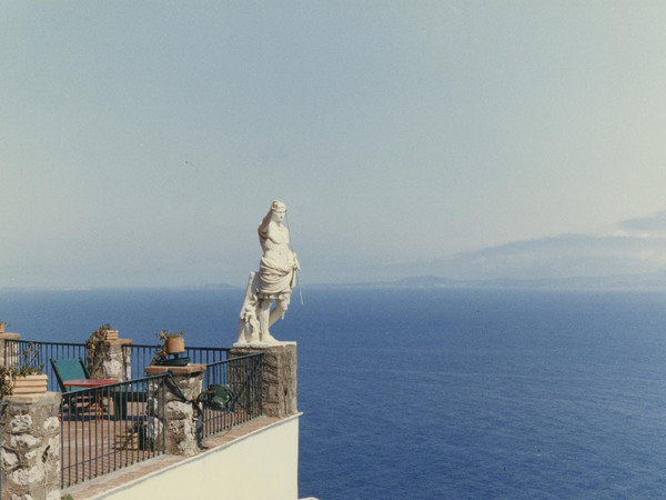 Luigi Ghirri, Anacapri, Capri, Napoli (serie "Visggio dentro un antico labirinto"), 1981, C-print, mm. 196x293