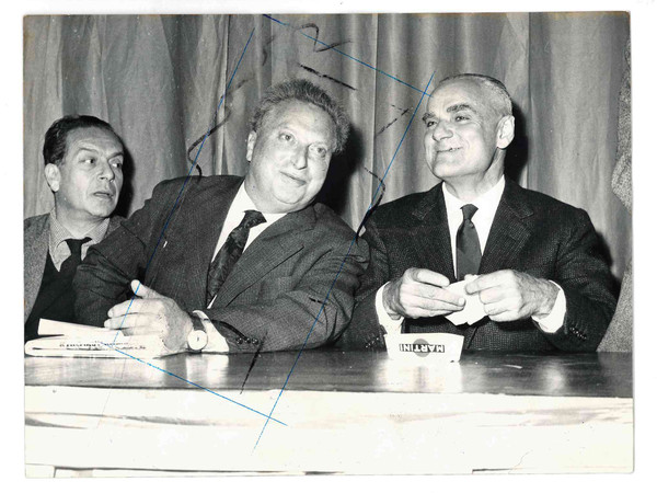 Alberto Moravia, Caro Levi e Renato Guttuso seduti affiancati in occasione della manifestazione al teatro Brancaccio per solidarietà a Cuba, Roma, 1962-1963