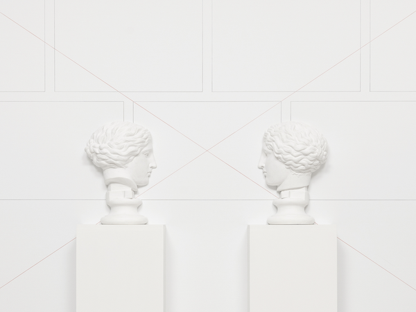 Giulio Paolini, Vis-à-Vis (Amazzone), 2019. Tela, 2 sculture in gesso, basi bianche, 160x240 cm.