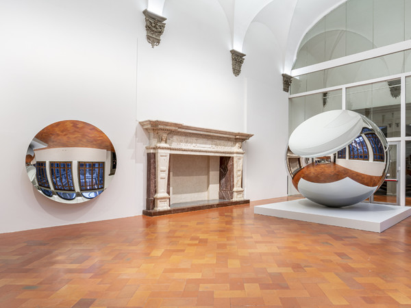 Anish Kapoor, Vertigo, 2006, acciaio inossidabile, cm. 225 × 480 × 60, allestimento mostra a Palazzo Strozzi, Firenze I © Ph. Ela Bialkowska OKNO studio