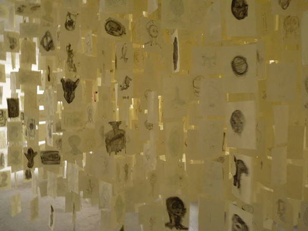 Samuele Papiro, Lo Stormo, Installazione di quasi 2000 disegni di grafite acquerellata su carta, 2012, dimensioni variabili