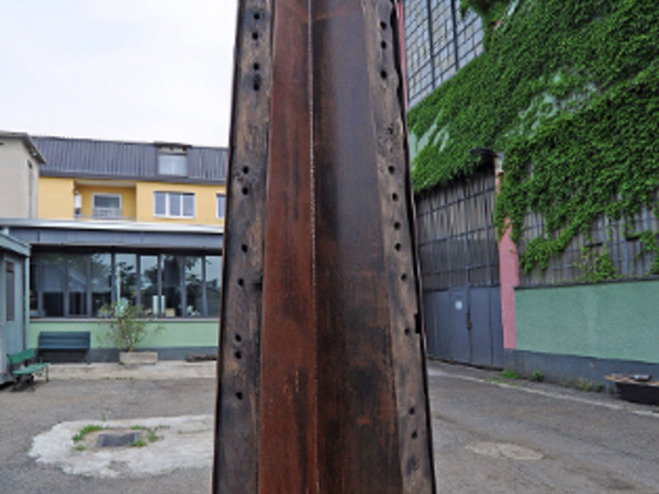 Maria Cristina Carlini, Obelisco, 2015, legno di recupero e acciaio corten, 420x230x170 (part.)