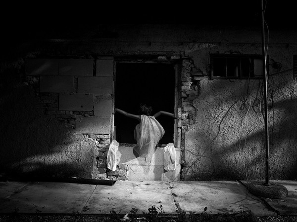 Paolo Pellegrin, Angelina gioca in casa di sua nonna Sevla. Roma. Luglio 2015