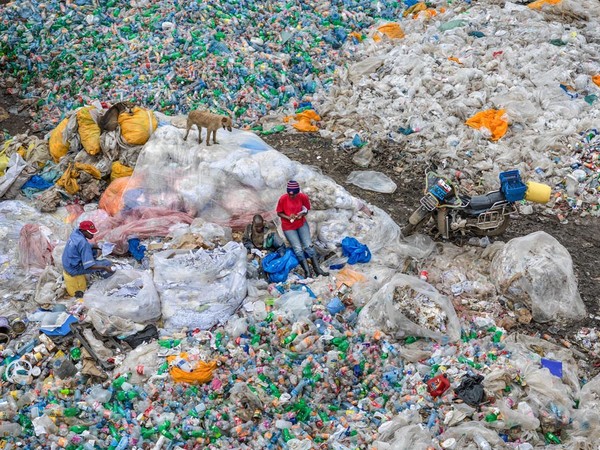 Edward Burtynsky, Dandora Landfill #3, Plastics Recycling, Nairobi, Kenya, 2016 | Foto © Edward Burtynsky | Courtesy of © Admira Photography, Milan / Nicholas Metivier Gallery, Toronto