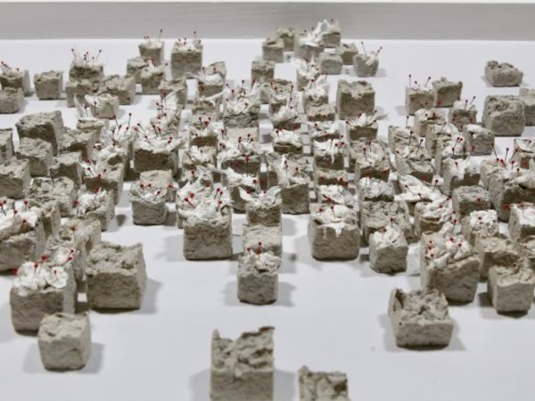 Florence Pinson-Ynden, White gold 120/60, 2020. Recycled paper pulp, vegetal paper, pins, mold and pin. 5x120x60 cm .