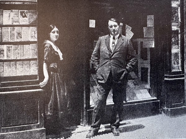 Ferrante Gonnelli e la moglie sulla porta della libreria | Courtesy Libreria Antiquaria Gonnelli, Firenze