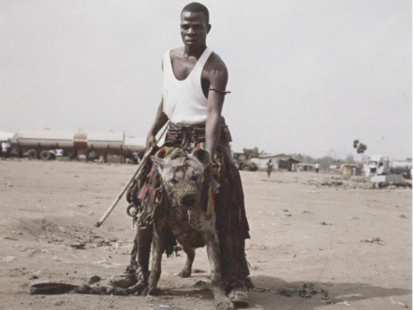 Pieter Hugo, Jatto with Maina sara, Ogere-Remo, Nigeria, 2007 dalla serie “Gadawan Kura – The Hyena Men Series II”