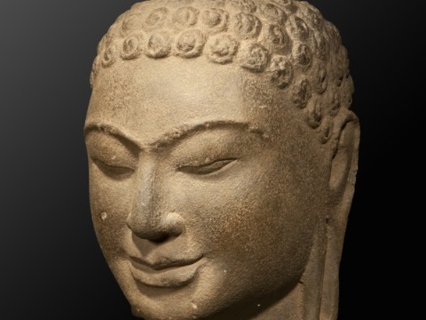 Dalton-Somarè, Testa di  Buddha Buddha, Nord Thailandia, Mon Dvaravati, VII sec. circa, arenaria, 32 cm