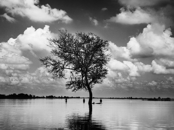 Giulio Di Sturco, Bihar, Veduta dell’area inondata dal fiume Kosi, attraversata da alcuni abitanti del villaggio che sorgeva in quella stessa zona, andato completamente distrutto a causa della violenza delle acque India, 2008