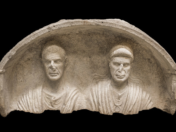 Stele con coppia di coniugi, Fine I secolo a.C. Calcare, 54 x 105 x 35 cm Museo Archeologico Nazionale di Aquileia | Foto © Gianluca Baronchelli