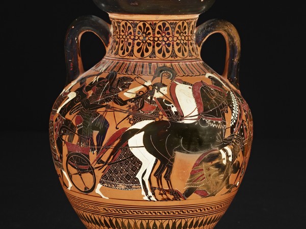 Anfora decorata, con gigantomachia di figure nere disegnate sul fondo rosso del corpo del vaso, 520-?500 AC (Vulci), ceramica, h 27,9 cm. Londra, The British Museum