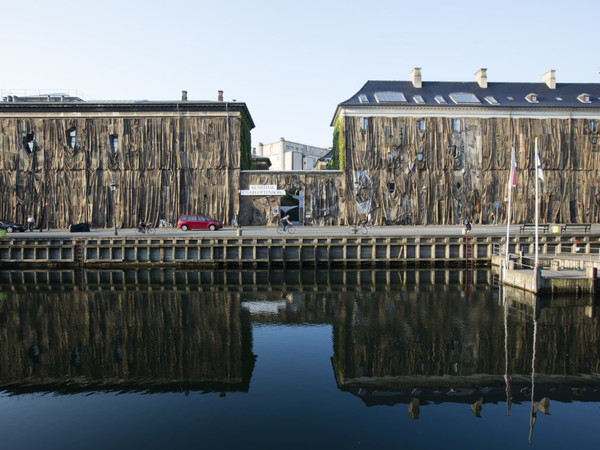 Ibrahim Mahama, An Age of Our Own Making, Kunsthalle Charlottenborg, Nyhavn. Copenhagen 2014-2016. Veduta dell'installazione, 2016 