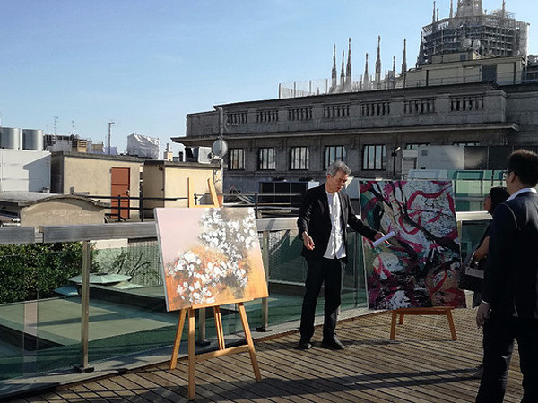 L'artista alla presentazione della mostra "Lee Feng. Art & Poetry" presso la sede milanese di Banca Generali Financial Planning